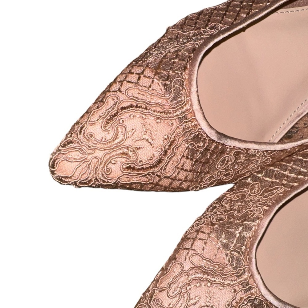 NWT Betsy Johnson Pale Pink Nude Lace Pointed Toe Flat Shoes Size 9 - Picture 3 of 9